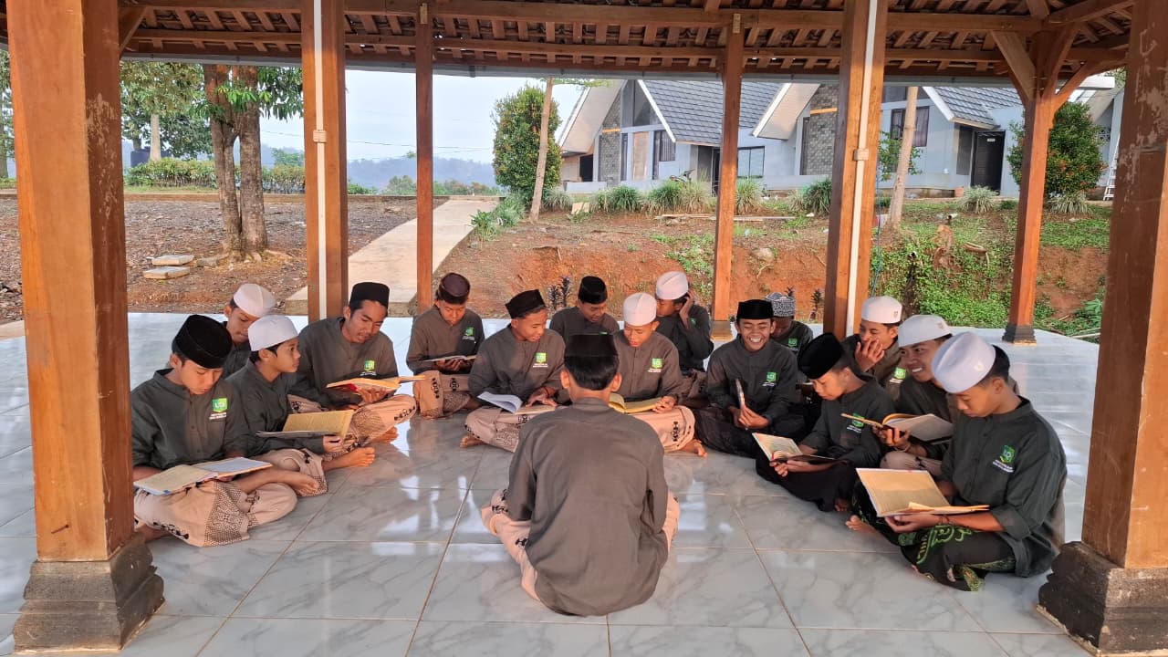 Ngaji Kitab di Ponpes Ummul Qur'an Jonggol